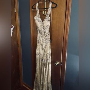 Cache size 2 gold beaded gown